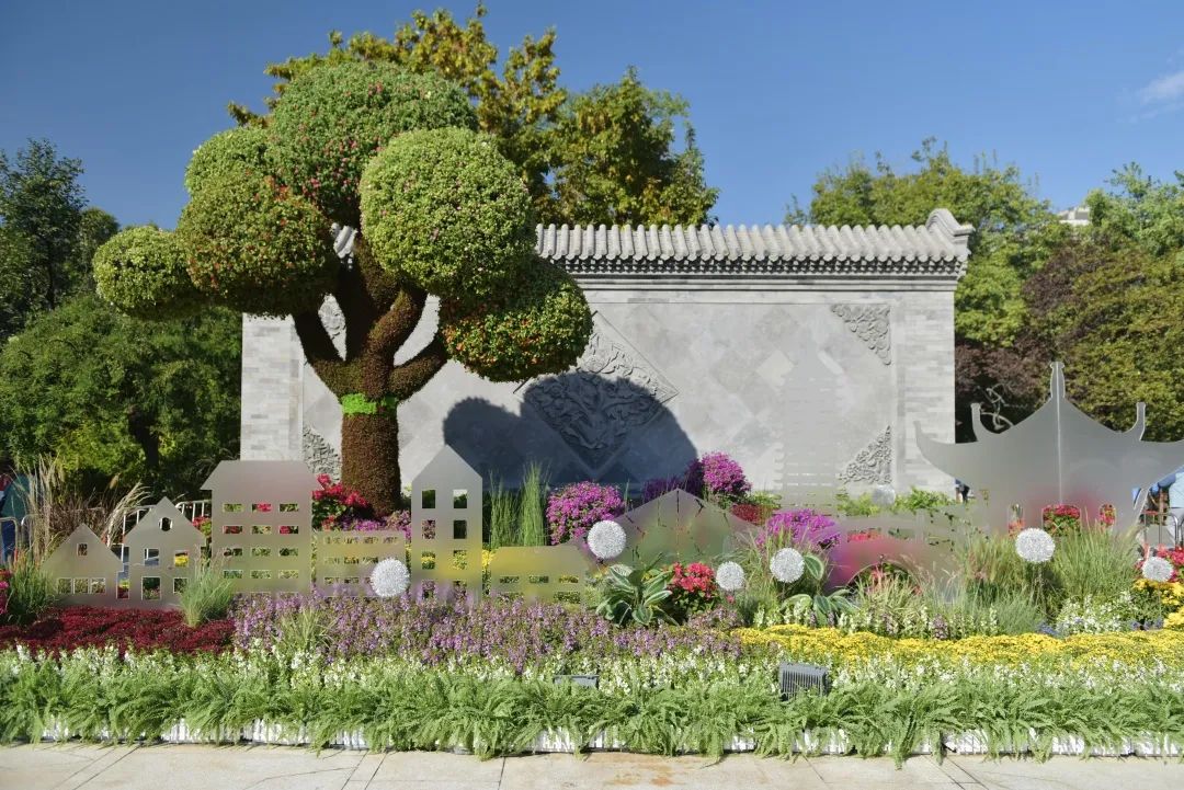 陶然亭公園半透明的“城市建筑”剪影錯(cuò)落掩映在花叢、綠植當(dāng)中。