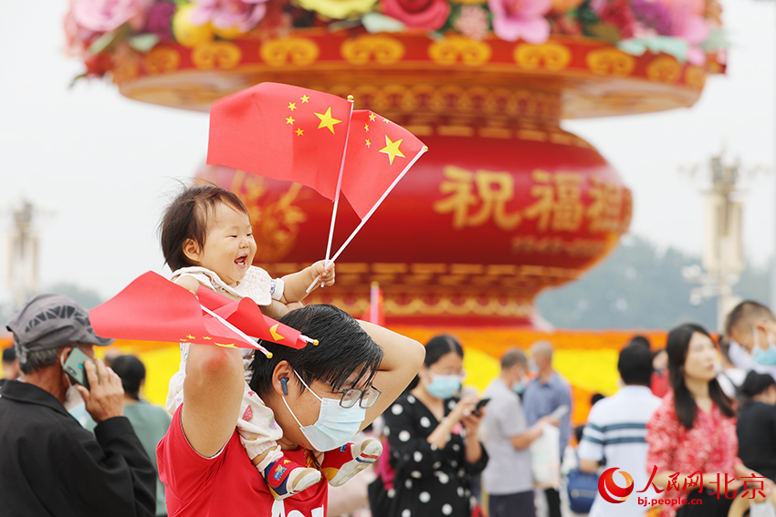 天安門廣場“祝福祖國”花果籃受游客追捧。人民網(wǎng) 尹星云攝