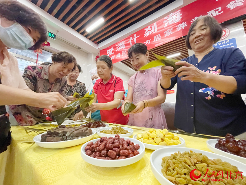 什剎海街道的老人們在包粽子。人民網(wǎng)記者 尹星云攝