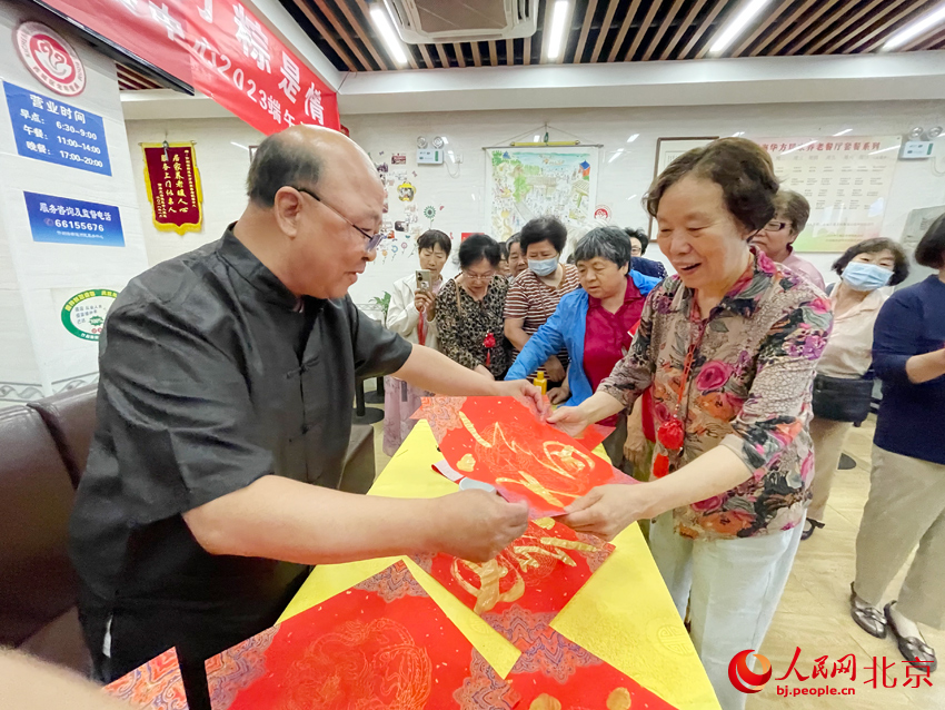 組圖：北京什剎海老人包粽子迎端午