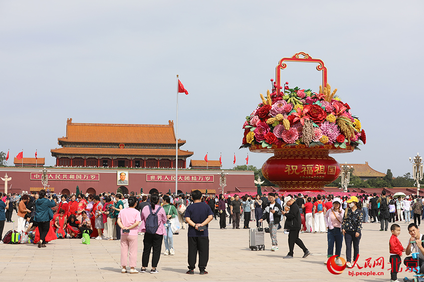 “祝福祖國(guó)”巨型花籃亮相天安門(mén)廣場(chǎng)。人民網(wǎng)記者 尹星云攝