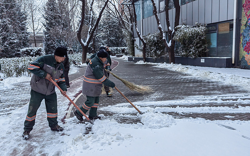 應(yīng)對強(qiáng)降雪天氣 北京西城“綠色衛(wèi)士”逆風(fēng)雪而行