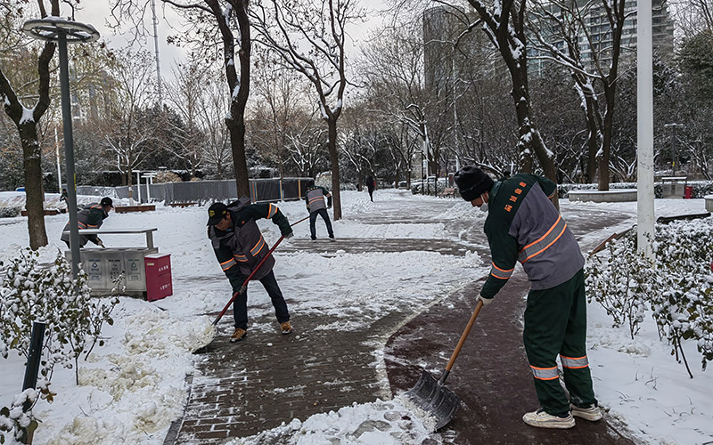 應(yīng)對(duì)強(qiáng)降雪天氣 北京西城“綠色衛(wèi)士”逆風(fēng)雪而行