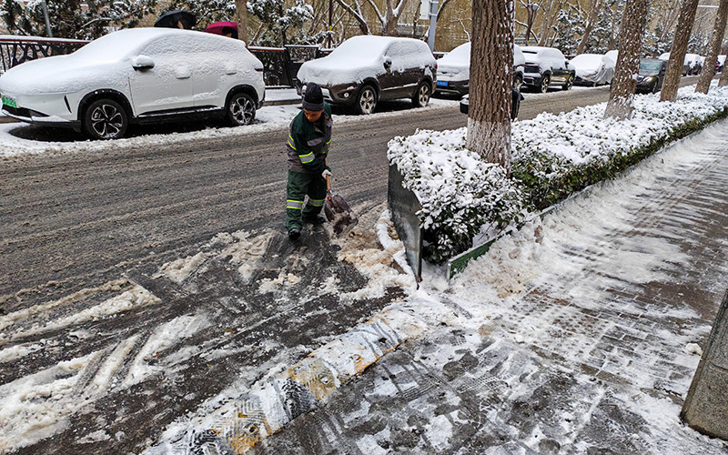 應對強降雪天氣 北京西城“綠色衛(wèi)士”逆風雪而行