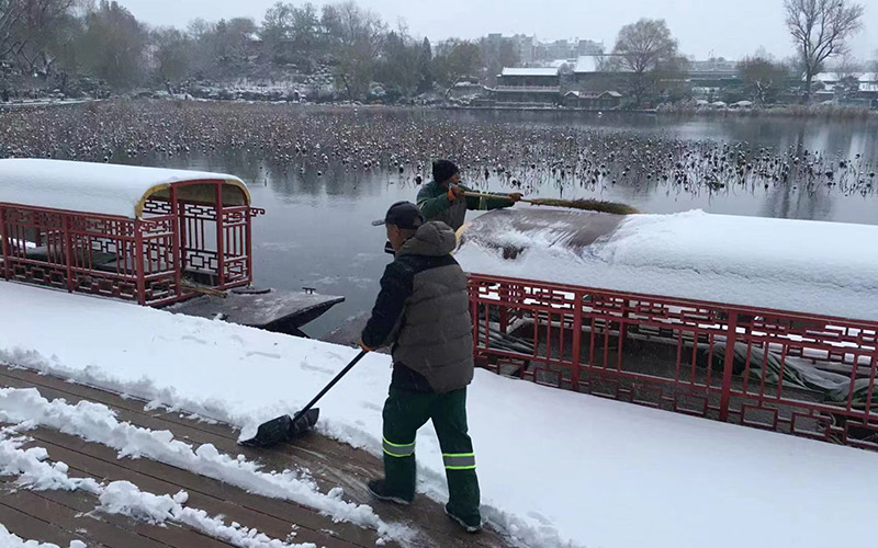 應(yīng)對強(qiáng)降雪天氣 北京西城“綠色衛(wèi)士”逆風(fēng)雪而行