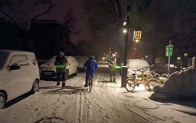 應對強降雪天氣 北京西城“綠色衛(wèi)士”逆風雪而行