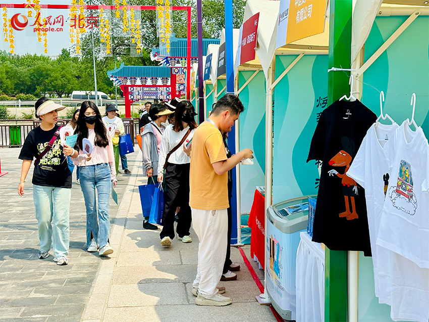 市民在開橋當(dāng)天體驗(yàn)參觀永通橋（八里橋）上的文化市集。人民網(wǎng) 李世奇攝