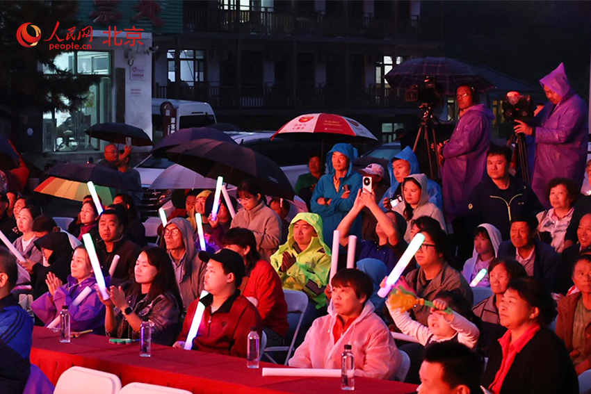 “四季村晚”讓門頭溝清水鎮(zhèn)的鄉(xiāng)村夜色“燃起來”。 人民網(wǎng) 李世奇攝