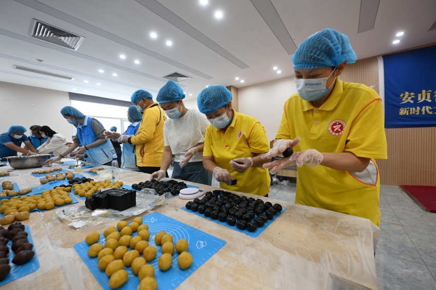 朝陽(yáng)安貞街道：愛(ài)心月餅送給快遞小哥