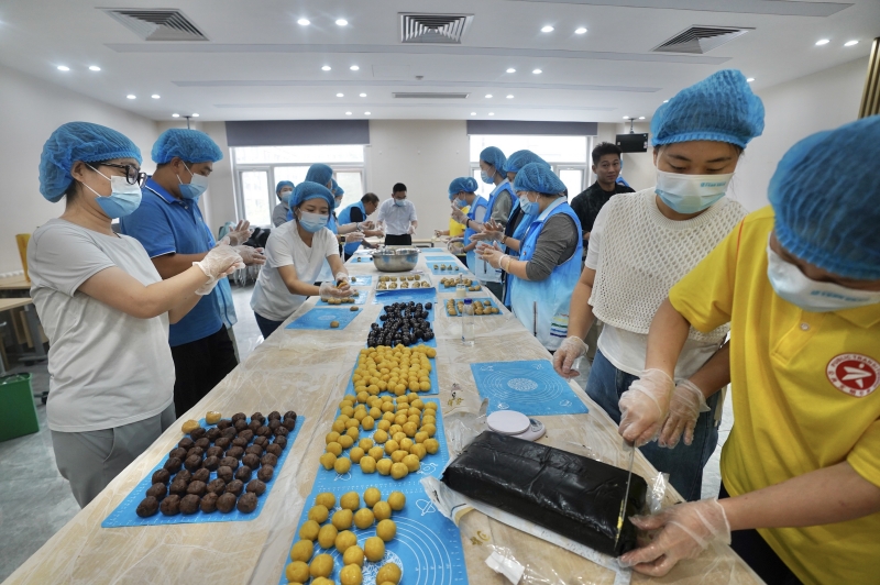 朝陽安貞街道：愛心月餅送給快遞小哥