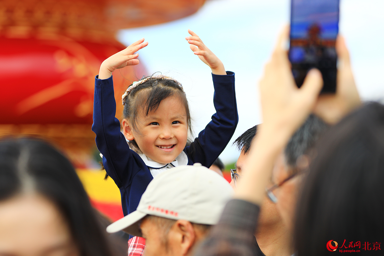 天安門廣場(chǎng)“祝福祖國(guó)”花壇吸引游人參觀合影。人民網(wǎng)記者 尹星云攝